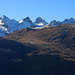 Aussicht oberhalb der Alp Bavugls über die flache Kuppe vom Piz Vizan (2471m) zu den Grauhörner und Alperchällihorngruppe.<br /><br />Hinter dem Piz Vizan steht der Hauptgipfel der Grauhörner / Pizzas d'Anarosa (3002m) und links davon als markanter Gratgipfel das Cufercalhorn (2800m). In der Bildmitte ganz hinten ist das Alperschällihorn (3039m), davor sind Steilerhorn (2980m) und ganz vorne das Teurihorn (2973,0m).<br /><br />