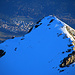 Piz Curvér (2971,8m): Aussicht vom Gipfel im Zoom vorbei am Nordostgipfel (P.2859m) nach Lantsch / Lenz (1328m).