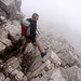 Abstieg durch den steilen Kamin - der Nebel verhindert den direkten Tiefblick zur Talsohle tief unter der Schuhsohle