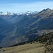 Am unteren Bildrand die Alpe Nara, dahinter die obere Leventina