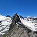 Blick von der letzten Erhebung vor dem Col de Prafleuri:<br />In der Mitte machen Grand und Petit Mont Calme einen Links-Bogen zu La Rosablanche.<br />Rechts sieht man im Schnee den Abstieg vom Col de Prafleuri.<br />Der Gletscher Grand Désert ist noch vom Grand Mont Calme verdeckt.