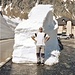 La neve è tanta ma il sole è quello di metà giugno: [u edelweiss] è in maglietta.