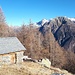 <b>Alpe Larécc, "Alpe del lariceto".
Scatto delle foto panoramiche alle cime innevate del versante sinistro della Lavizzara, dominate dal Pizzo Campo Tencia. </b>