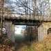 Brücke über die Kleine Triebisch am Bahn-km 15,3<br />Sie ist wirklich klein, die Triebisch, aber rechts neben dem Weg vorhanden.