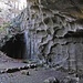 Am Rande des Steinbruchs findet sich eine kleine Höhle.