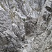 Sul Sentiero Cecilia: le catene visibili in basso sulla sinistra, aiutano a scendere nel Canalone dei Piccioni, da cui si risalirà fino a raggiungere la Cresta Cermenati per poi percorrere gli ultimi 150 m di dislivello verso la cima.