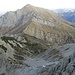 Dalla cima della Grignetta uno sguardo verso nord, dove si vede il Grignone. Dai ghiaioni visibili in basso, parte la “Traversata  Alta”, un bellissimo percorso in parte attrezzato, che porta in cima fino al Rifugio Brioschi.