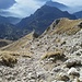 La parte finale della Cresta Cermenati; 900 m più in basso i Piani Resinelli e, oltre, il grigiume che ancora ricopre la pianura.