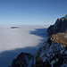 Säntis, mächtig wie er sich aus dem Nebel hervorhebt; der  Kronberg hat's gerade noch geschafft mit Blick in die Sonne