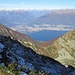 Durante la discesa, uno sguardo verso il Lago Maggiore ,dove si vedono Ascona e Locarno separati dal Fiume Maggia.