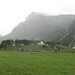 Le village d'Urnerboden sur sa butte, avec le Klausenpass derrière