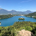 Ojstrica - Ausblick von der Felskuppe über den Blejsko jezero (Bleder See). Auf der gegenüberliegenden Seite ist Bled zu erahnen, im Hintergrund u. a. unser morgiges Tourenziel: Stol / Hochstuhl.