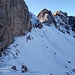Unter der Felswand verläuft der Günter Messner-Steig