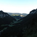 Langsam kommt die Sonne in das Tal