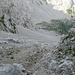 Verso la fine della pietraia, uno sguardo all’indietro sul ripido tratto risalito. Sullo sfondo, altre pietraie tipiche delle montagne calcaree che scendono dalla Cima Moren e dalle Corna di San Fermo.