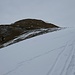 Im Anstieg im Schnee einer Skipiste zum noch grünen Dos Capel