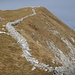 Hier wurde eine Mauer aus herumliegenden Felsbrocken errichtet.