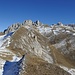 Blick von einer Erhebung auf dem breiten Bergkamm 