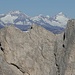 Zoomaufnahme über den dreigeteilten, 2500m hohen Felsgipfel, den ich später besteigen werde, zum Zillertaler Hauptkamm