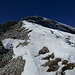 Die Passage am Gipfelgrat ist wegen des Schnees etwas heikel.