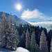 Was für eine geniale Stimmung, Schnee, Sonne in einer herrlichen Landschaft mit Blick auf unser Tagesziel<br />(Foto von Susanne)