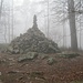 Auf dem Gipfel des Hochbergs steht dieser Steinhaufen. Aussichten gäbe es hier auch ohne Nebel nicht, wegen der hohen Bäume.