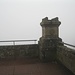 Vom Turm des Friedensdenkmals hätte man einen schönen Blick ins Rheintal. Hätte, hätte, Fahrradkette! Scheiß Nebel!