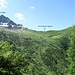 Salendo, uno sguardo a destra verso l’Alp de Lugazzon e la relativa Bocchetta, da cui si scende in Val Grono.