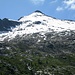 Il Pizzo Paglia da nord (m 2.593). Oltre la cima c’è la Valle del Dosso, in territorio Italiano.