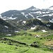 L’Alp de Trescolmen e più in alto l'omonima Bocchetta, che fa da spartiacque con la Mesolcina.