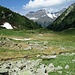Il pianoro dell’Alp de Trescolmen; oltre i ciglio erboso inizia la discesa che percorre tutta la Val Largè.