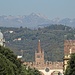 Il panorama dei monti Lessini chiude Corso Strada Nuova.