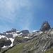 Beim Abstieg der Rückblick zu einem eindrücklichen Berg. Mittig der Kleine Bratschenkopf 2685m und links davon das Königsköpfl 2632. Beide sind noch nicht beschrieben.