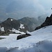 Sui ripidi versanti nord c’è ancora neve (molto molle, visto il caldo); in fondo si vede la Valtellina e il fiume Adda.