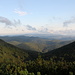 Unterwegs am Snežnik - Seitenblick während des Abstiegs in Richtung Kapetanova bajta. Hinten sind Hügelketten in Kroatien zu sehen, rechts auch in unmittelbarer Nähe der Küste (Kvarner-Bucht).