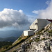 Veliki Snežnik - Blick zur Koča Draga Karolina na Velikem Snežniku, hier sozusagen auf die Rückseite der Hütte.