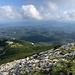 Veliki Snežnik - Ausblick am Gipfel in etwa südöstliche/südliche Richtung (Kroatien). Dass sich im Hintergrund (rechts) die Küste befindet, ist unter den Wolken nur zu erahnen.