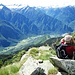 Fabrizio in osservazione sulla cima Nord del Piz di Renten; quasi 2.000 m sotto di noi la Val Mesolcina con le sue valli tributarie: la Val di Cama, la Val Leggia, la Val Grono e la Val Traversagna.