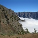 Blick in die Caldera, wo sich inzwischen Nebelwolken bilden.