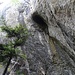 kurzer Halt und Staunen - ob des Loches oben in der Felswand ...
