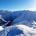 Tieblick ins winterliche Bergell vom Gipfel des Motta da Sett