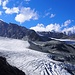Der Allalingletscher (vorne) und der Hohlaubgletscher (hinten) können über den "Glacier Trail" auch ohne Gletscherausrüstung überquert werden. Die Wege sind mit Stangen abgesteckt. <br /><br />Von dieser Seite aus gesehen wirkt das Allalinhorn sehr unnahbar.
