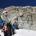 Kletterstelle vor dem Gipfel: Es dauert nicht nur sprichwörtlich Stunden, bis die Stände an den Sicherungsstangen eingerichtet sind... 