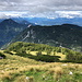Freiberg / Setiče - Ausblick, u. a. zum westlich gelegenen Ferlacher Horn / Grlovec und zum Jauernik / Javornik (1.657 m, etwa in Bildmitte).