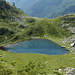 Lago della Cavegna inferiore e Passo della Cavegna dai laghi superiori.  