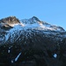 Die Wilde Kreuzspitze mit Neuschneeresten des letzten Wettersturzes. Der Normalweg kommt von rechts her ab Rauhtaljoch hoch und führt über den Hang rechts unter dem Gipfel hinauf.