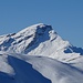 Zoom auf Piz Beverin.<br />Rechts unten auf dem Grat (zum Muttner Horn) sind zwei Skitourengeher unterwegs.