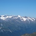 Im Nordwesten die Stubaier: doppelgipflig erscheint das Zuckerhütl (3507 m), flankiert vom breiten Rücken der Sonklarspitze (3467 m, links) und dem Eisdom des Wilden Freiger (3418 m, rechts).
