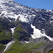 Die schneebedeckte Schräge in der Bildmitte ist der "umstrittene" T5-Abstieg vom Mergletscher zum Alpeli.