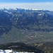 Gipfeltiefblick ins Zillertal, hinten das bleiche Gebirg'